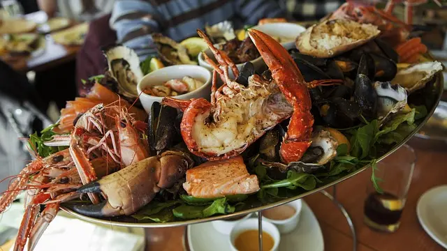 Les Accords Parfaits entre Fruits de Mer et Vins Bretons