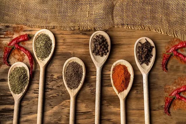 Les Épices Incontournables de la Cuisine Bretonne à Découvrir